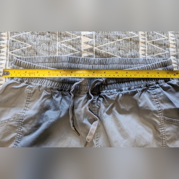 Joe Fresh ladies size 10 EUC grey cargo style capris - Picture 7 of 9